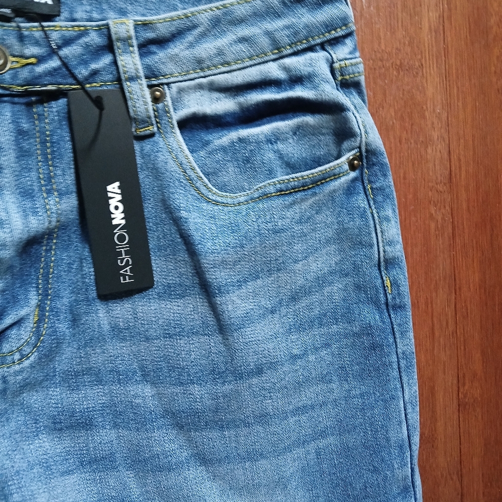 Stylish Fashion Nova Medium Wash Blue Straight Leg Jeans NWT - Picture 16 of 16